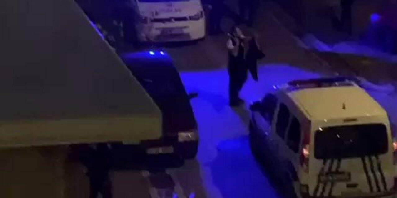 Kardeşinin evini bastı, polis gelince bıçağı kendi boğazına dayadı