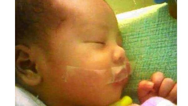 Minik bebeğin ağzını bantladı!