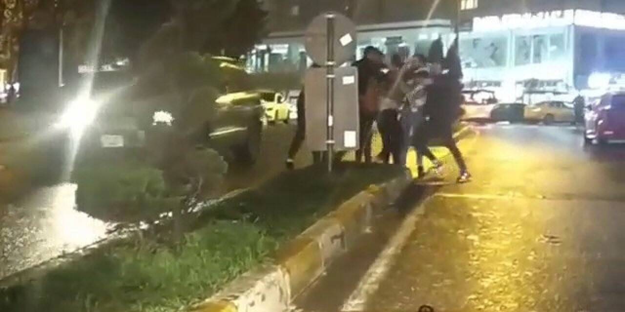 Bar çıkışında bıçaklı kavga kamerada