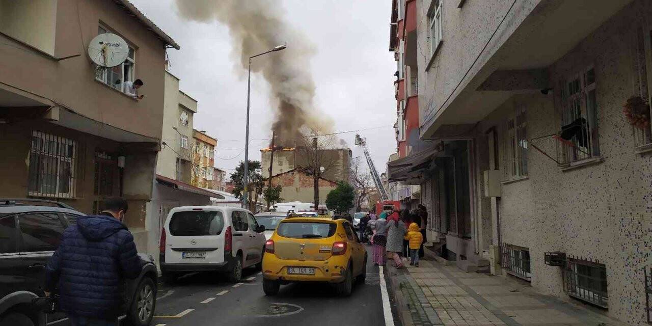 Bağcılar’da apartmanın 3’üncü katında patlama yaşandı