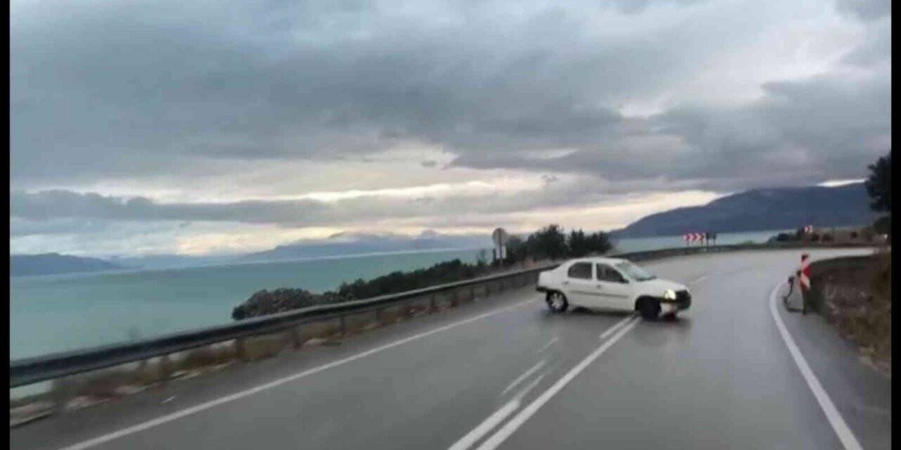Virajı alamayan otomobil karşıdan gelen kamyonetle çarpıştı