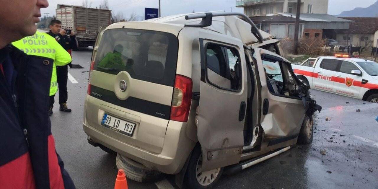 Tıra arakadan çarpan hafif ticari araç 4 kişiye mezar oldu