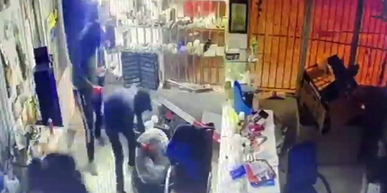 İş yerinden 100 bin TL değerinde musluk çalan şüpheliler suçüstü yakalandı