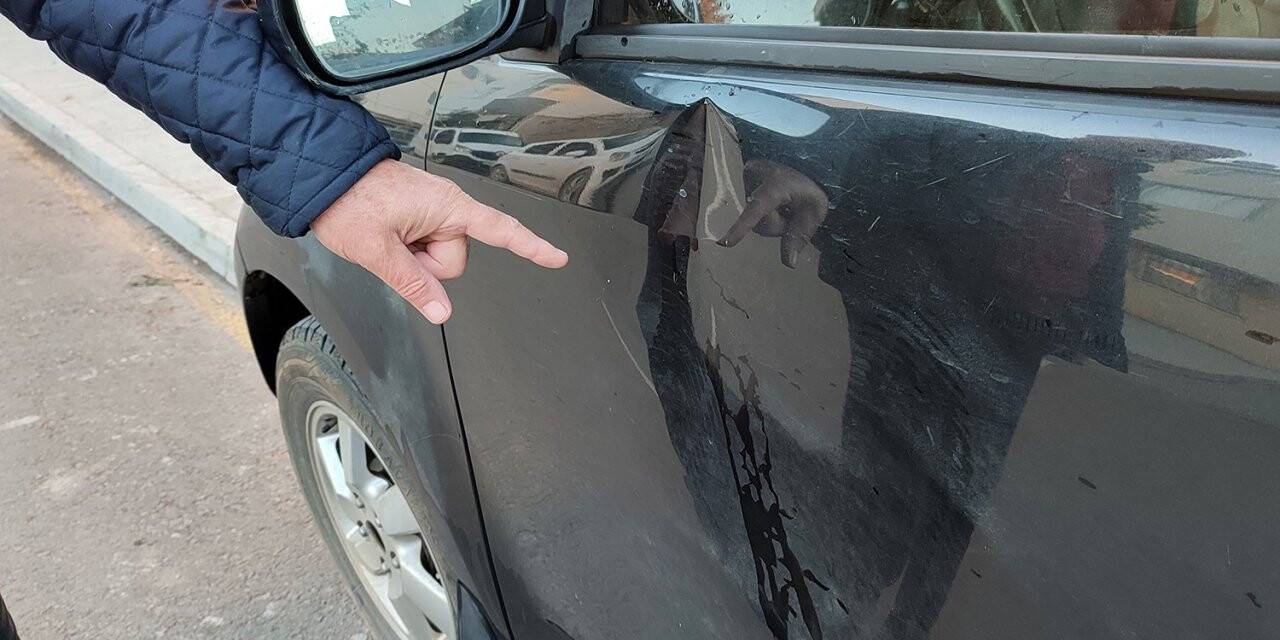 Kavga etti, hırsını park halindeki arabadan aldı