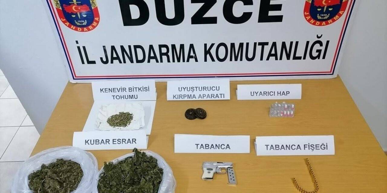 Durdurulan araçtan kavanoz içinde uyuşturucu çıktı