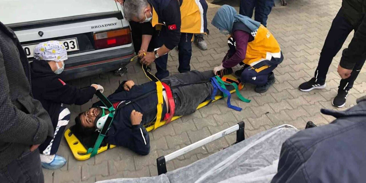 Otomobil ile çarpışan motosikletin sürücüsü yaralandı