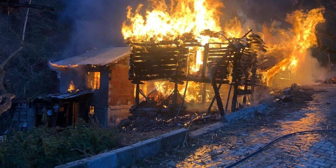 Tokat’ta 3 samanlık ile 1 ahır alevlere teslim oldu
