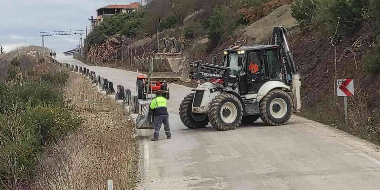 Vali vatandaşın "yola bariyer" talebine duyarsız kalmadı