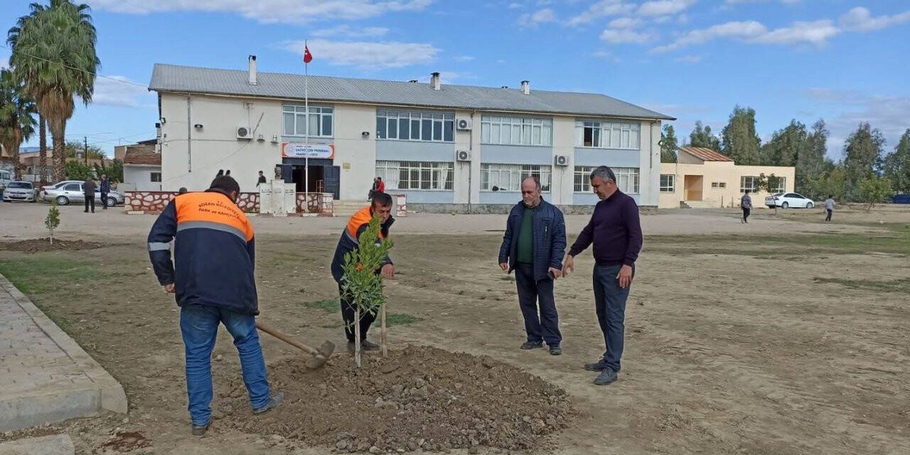 Kozan’da okul bahçesine fidan dikildi peyzaj çalışması yapıldı