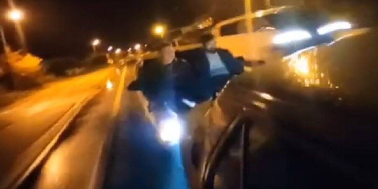 Yakıtı biten aracı diğer aracın kaputuna oturup ayakları ile ittiler