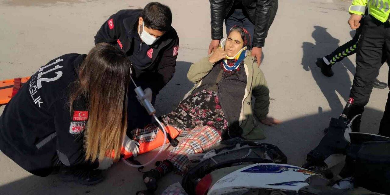 Kamyonetin çarptığı elektrikli motosikletteki anne ve kızı yaralandı