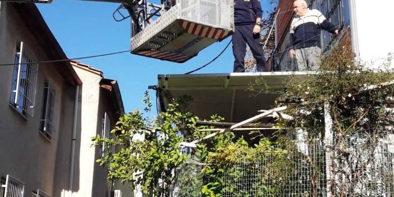 Çıktığı çatıdan inemeyince yardımına itfaiye koştu