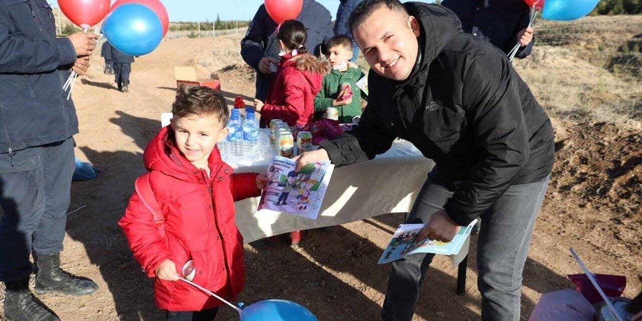 Jandarma önce aileleriyle fidan dikti, sonra çocuklarla uçurtma uçurdu