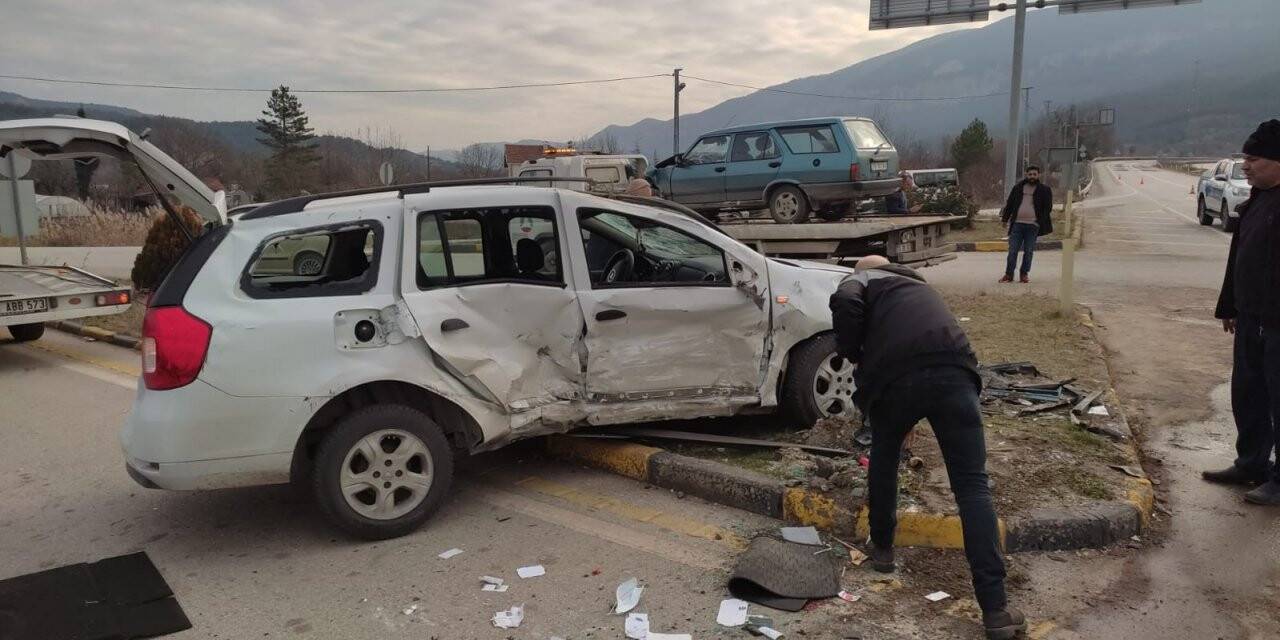 Karabük’te iki otomobil çarpıştı: 3 yaralı