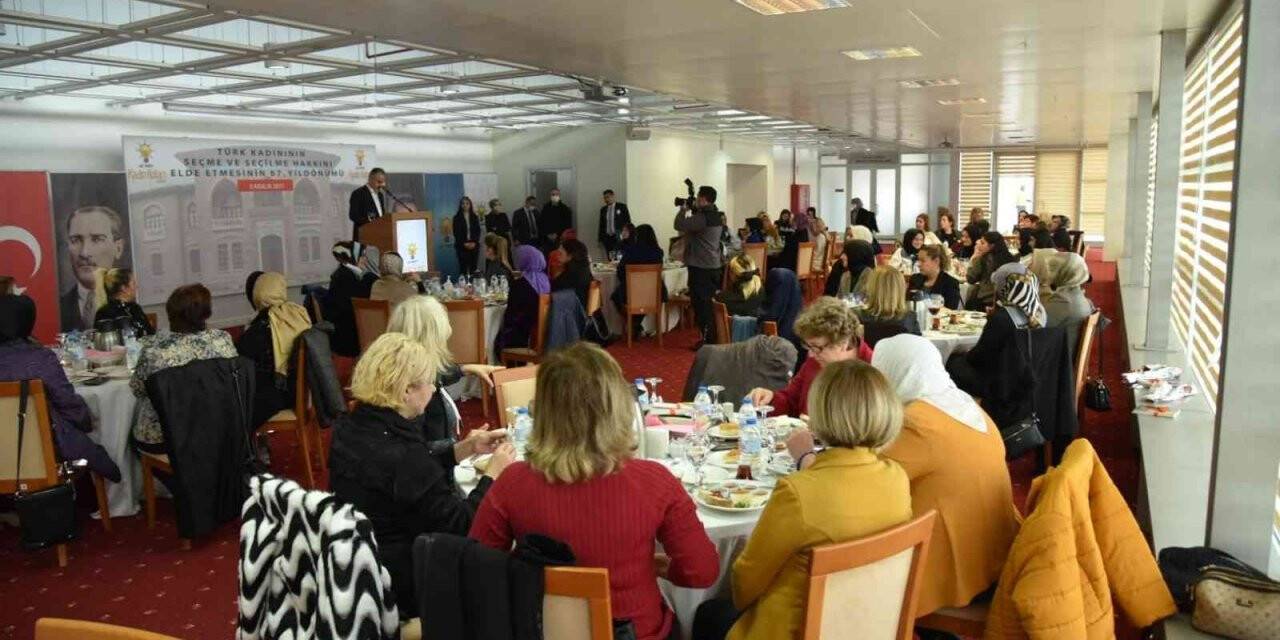 Kadınlara seçme ve seçilme hakkının yıldönümü muhtarlarla kutlandı