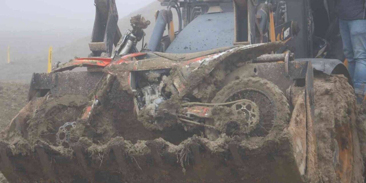 Çamura saplanan motosikletler kepçeyle pistten çıkarıldı
