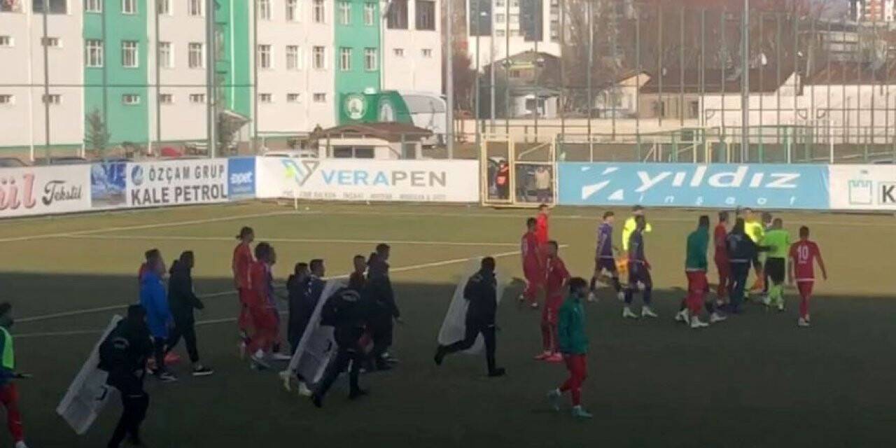 Maçta yumruklar havada uçuştu
