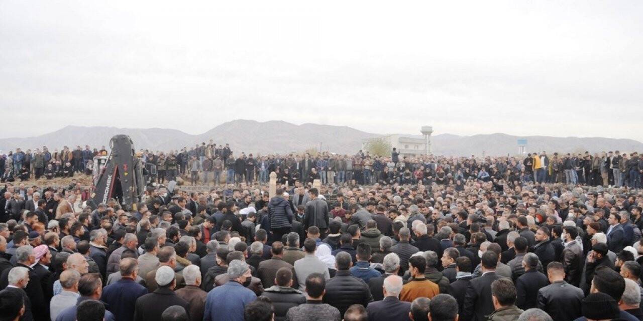 Silahlı saldırıda öldürülen AK Parti eski ilçe başkanının kardeşi toprağa verildi