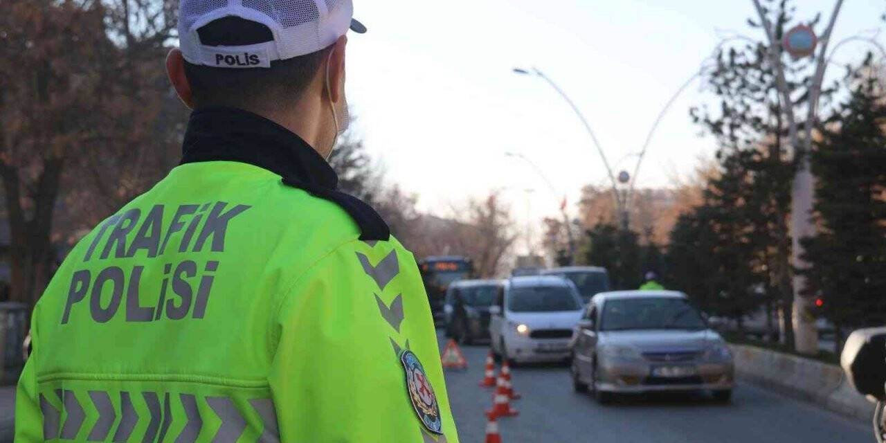 Ağrı’da 527 sürücüye 220 bin 991 lira para cezası uygulandı