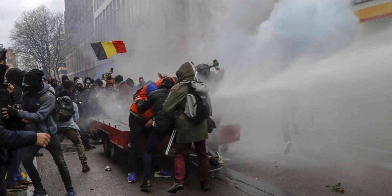 Belçika’da yüzlerce kişi Covid-19 kısıtlamalarını protesto etti