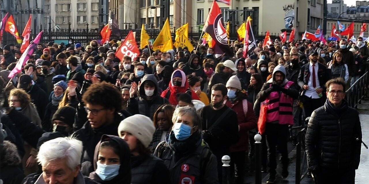 Fransa’da ırkçı cumhurbaşkanı adayı Zemmour, Paris’te protesto edildi