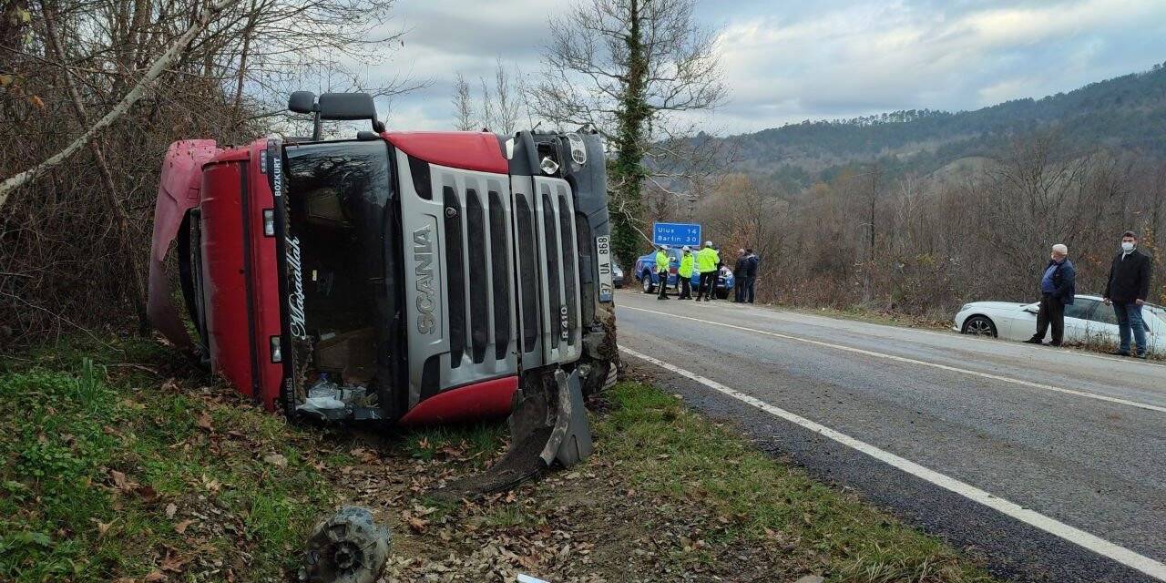 Bartın’da otomobille çarpışan tır devrildi : 1 yaralı