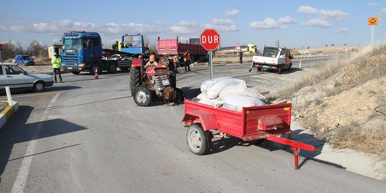 Konya'da kamyon traktörle çarpıştı 2 kişi yaralandı