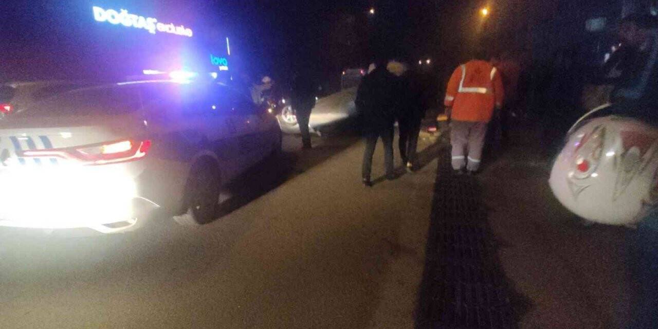 Seyir halindeki otomobil tellere çarpıp takla attı
