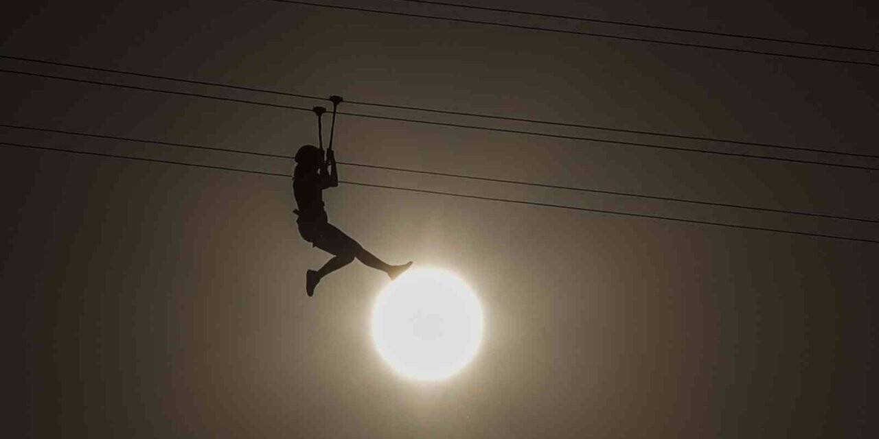 Zipline yaptığı sırada direğe çarparak feci şekilde can verdi