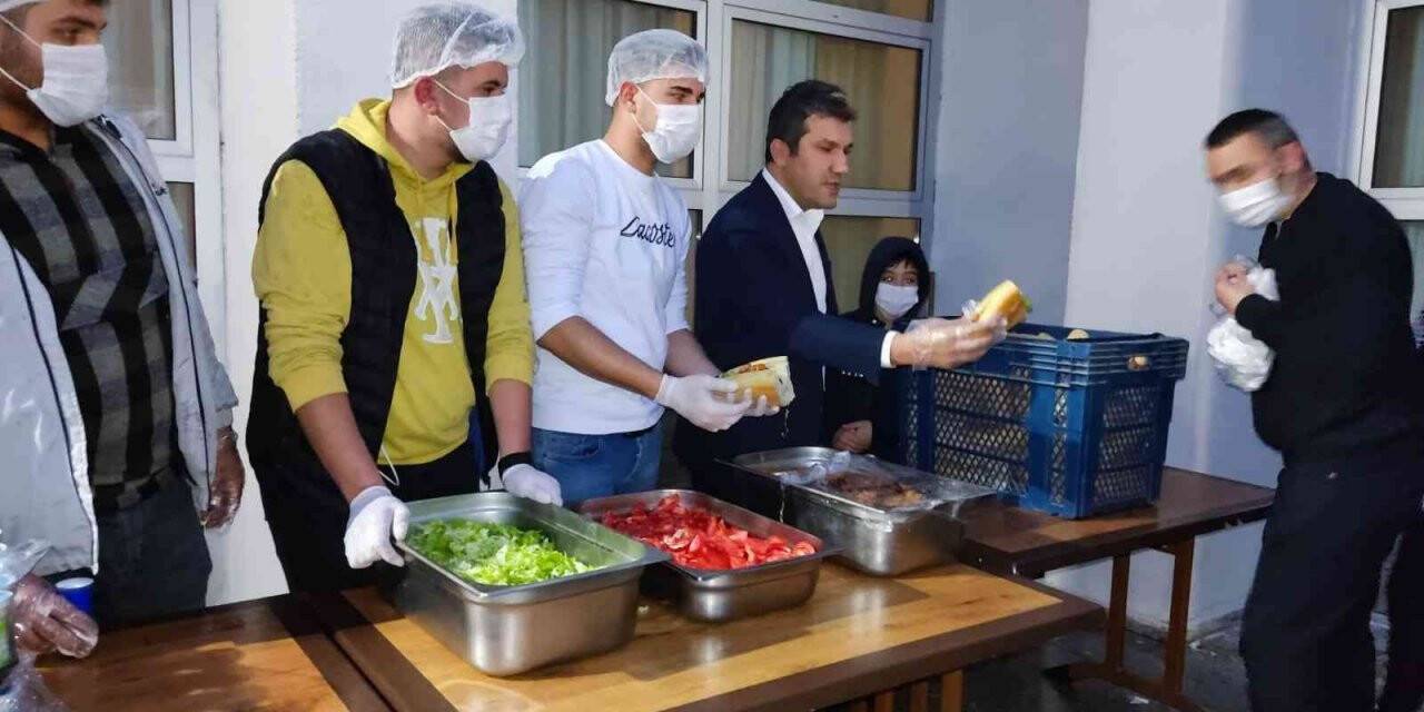 Alaplı’da protokol üyeleri üniversite öğrencileriyle halay çekti