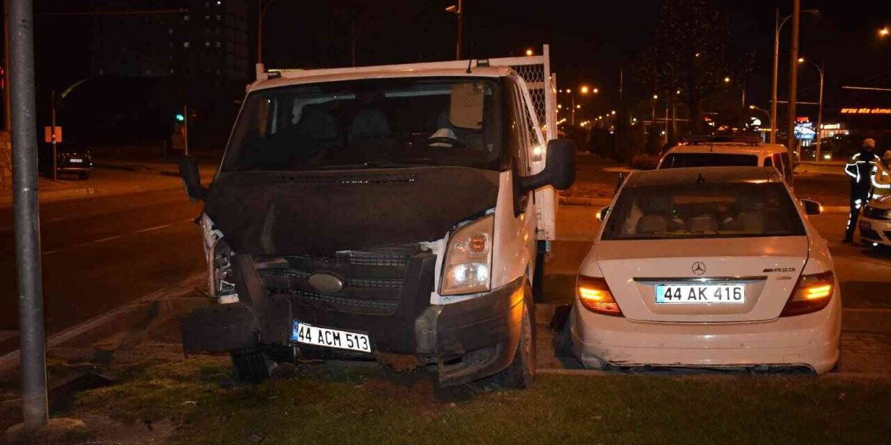 Malatya’da çarpışan 2 araç refüje çıktı: 2 yaralı