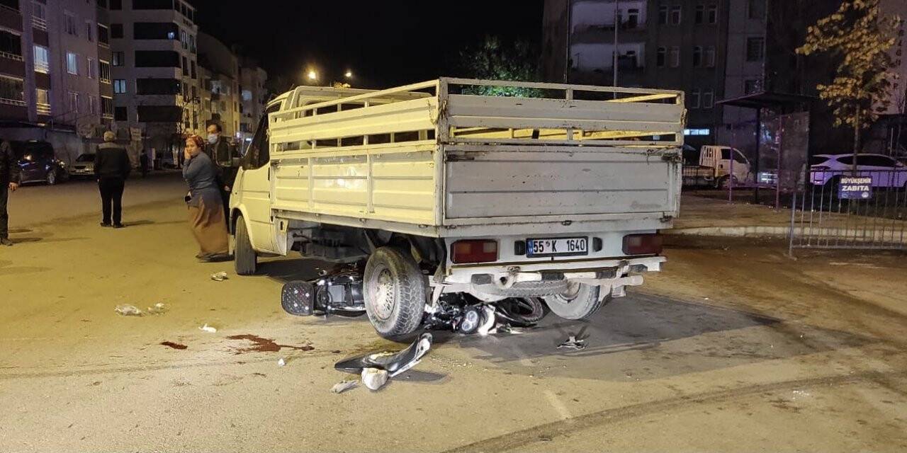 Motosiklet kamyonetin altına girdi: 2 yaralı