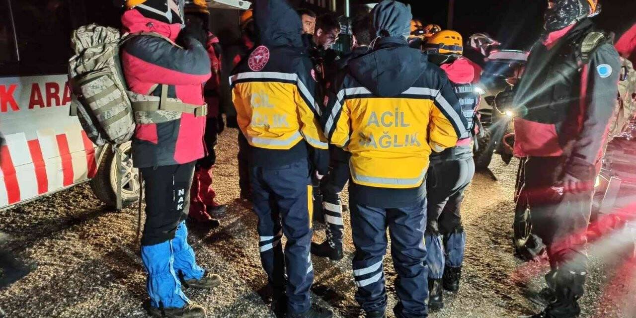 Uludağ’ın zirvesinde mahsur kalan 3 amatör dağcıya 14 saat sonra ulaşıldı