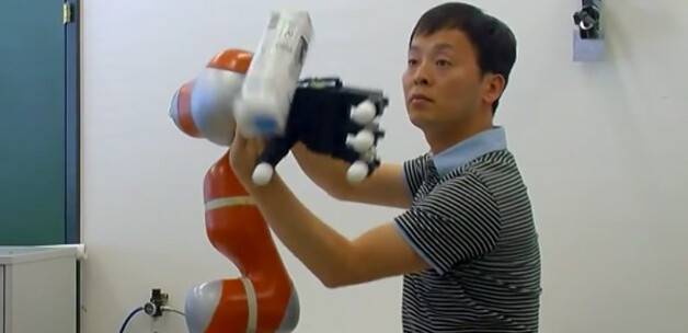 Fırlatılan nesneleri anında yakalıyor! VİDEO