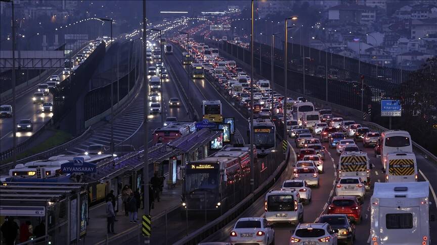 İstanbul'da haftanın ilk iş günü trafik yoğunluğu yaşanıyor