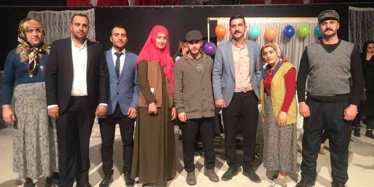 Başlık ve süt parasına tiyatro gösterisi ile tepki gösterdiler