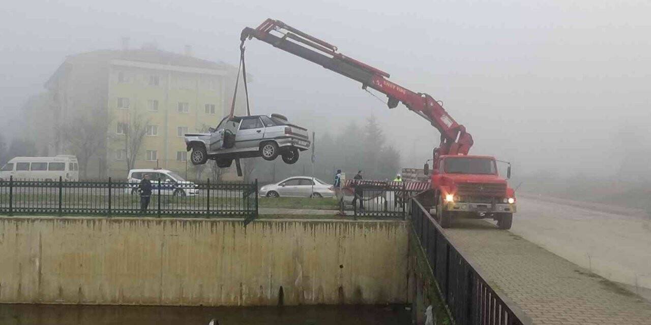 Yoldan çıkan otomobil dereye uçtu 1 kişi yaralandı