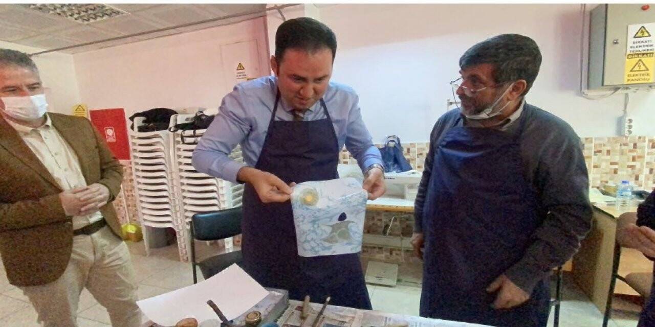 İş önlüğünü giyen kaymakam ebru çalışması yaptı