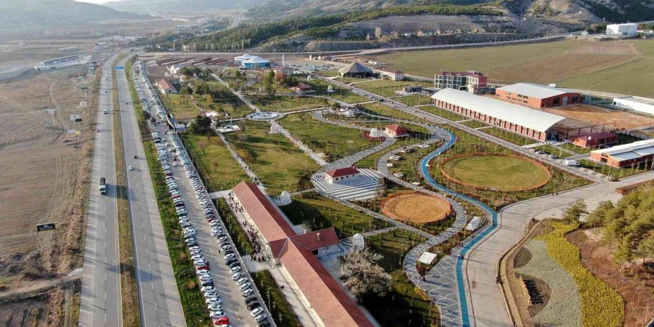Eşi benzeri yok ziyaretçi akınına uğruyor