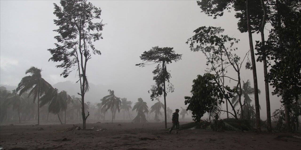 Endonezya'da Semeru Yanardağı'nın yeniden patlaması üzerine aramalar durduruldu