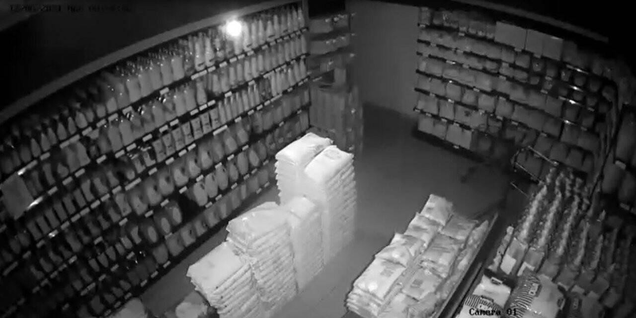 Van’da deprem anı güvenlik kameralarına yansıdı