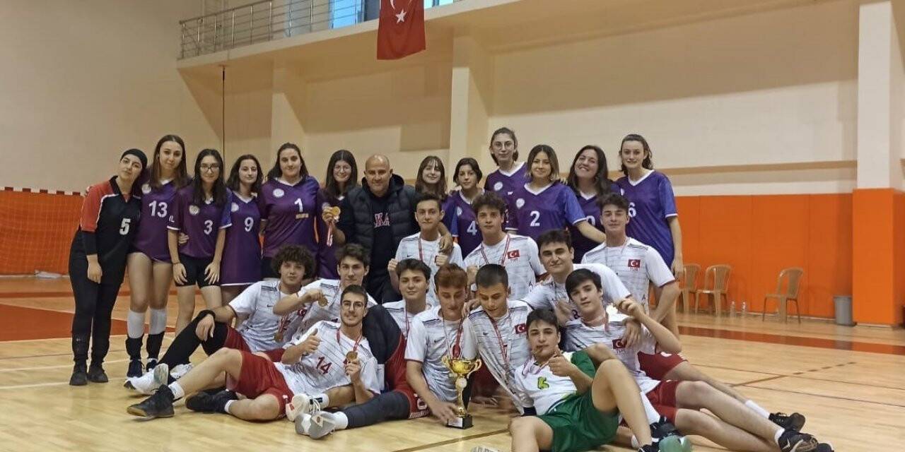 Genç erkekler voleybol il birincisi Akçakoca Fen Lisesi oldu