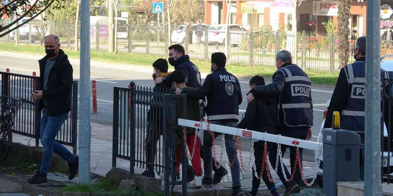 Çaldıkları otomobil ile İstanbul’a kaçan 3 çocuk adliyeye sevk edildi