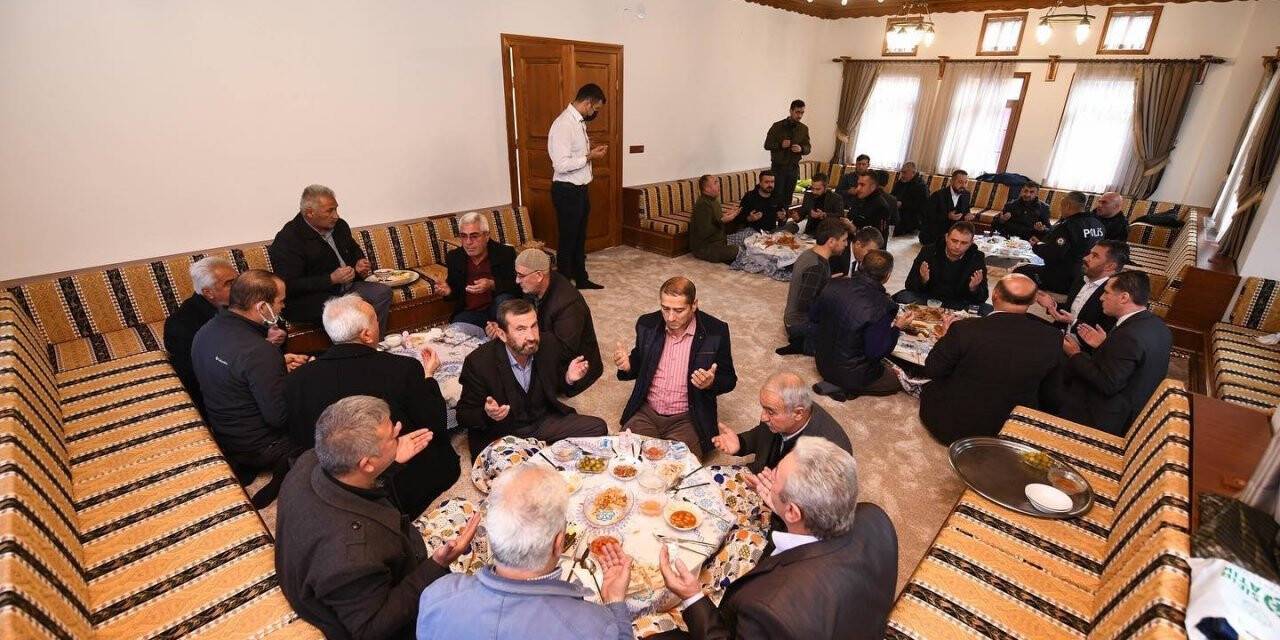 Başkan Çetin, Karşıyaka Mahalle Konağı’nda vatandaşlarla buluştu