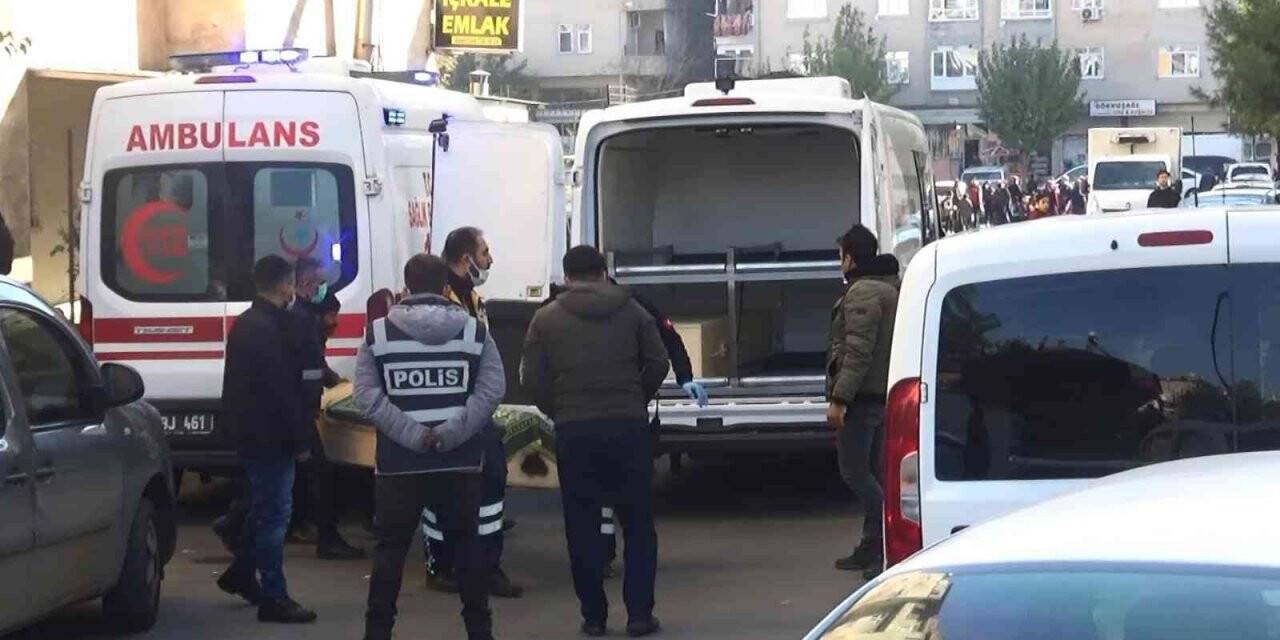 Eşini 25 yerden bıçakladı, çocuklarının boğazını kesti