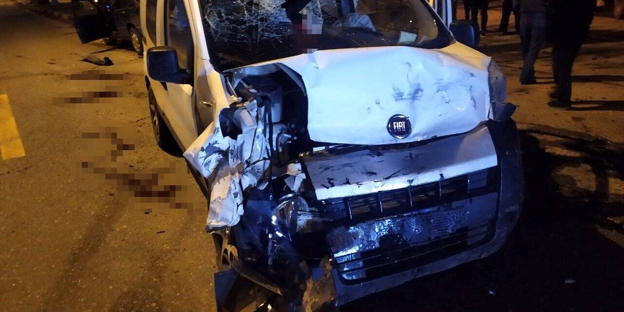 Otomobil ile hafif ticari aracın çarpıştığı kaza kamerada