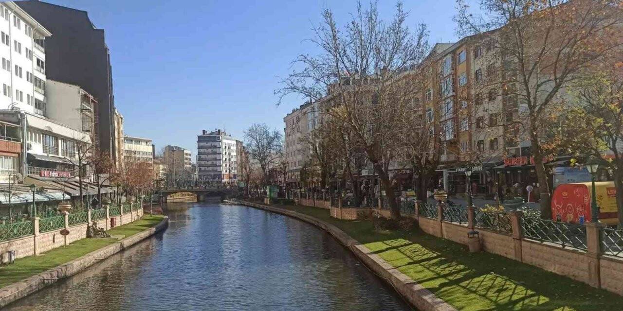 Eskişehir haftaya yazdan kalma bir günle başladı