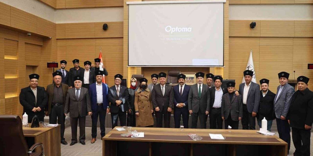 Meclis üyeleri kalpak giydi