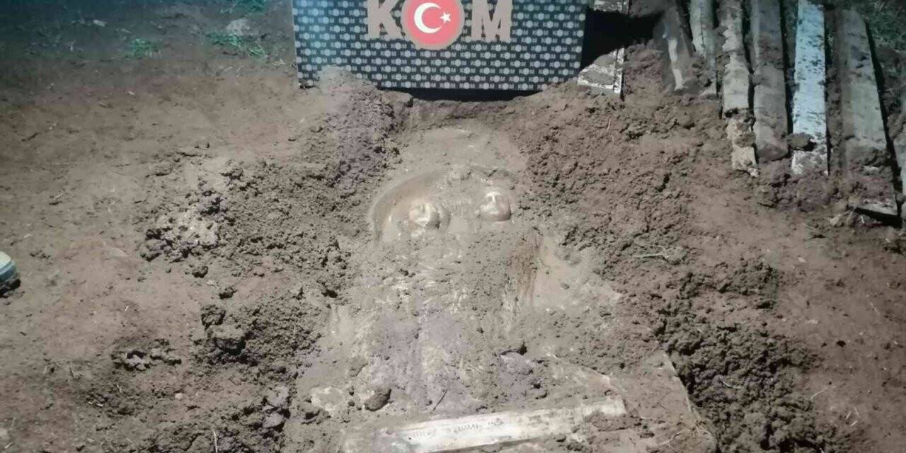 Kabartmalı mezar stelini çıkarmaya çalışırken yakalandılar