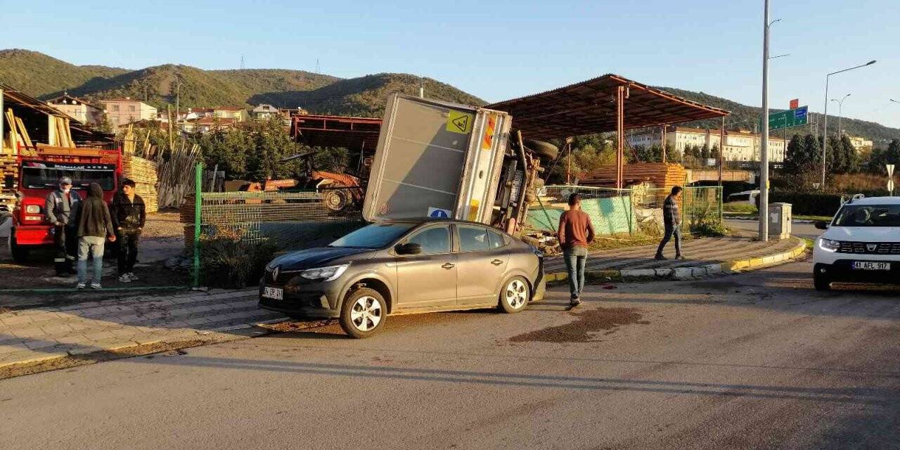 Hastaneye yetişmek isterken kazaya karıştı
